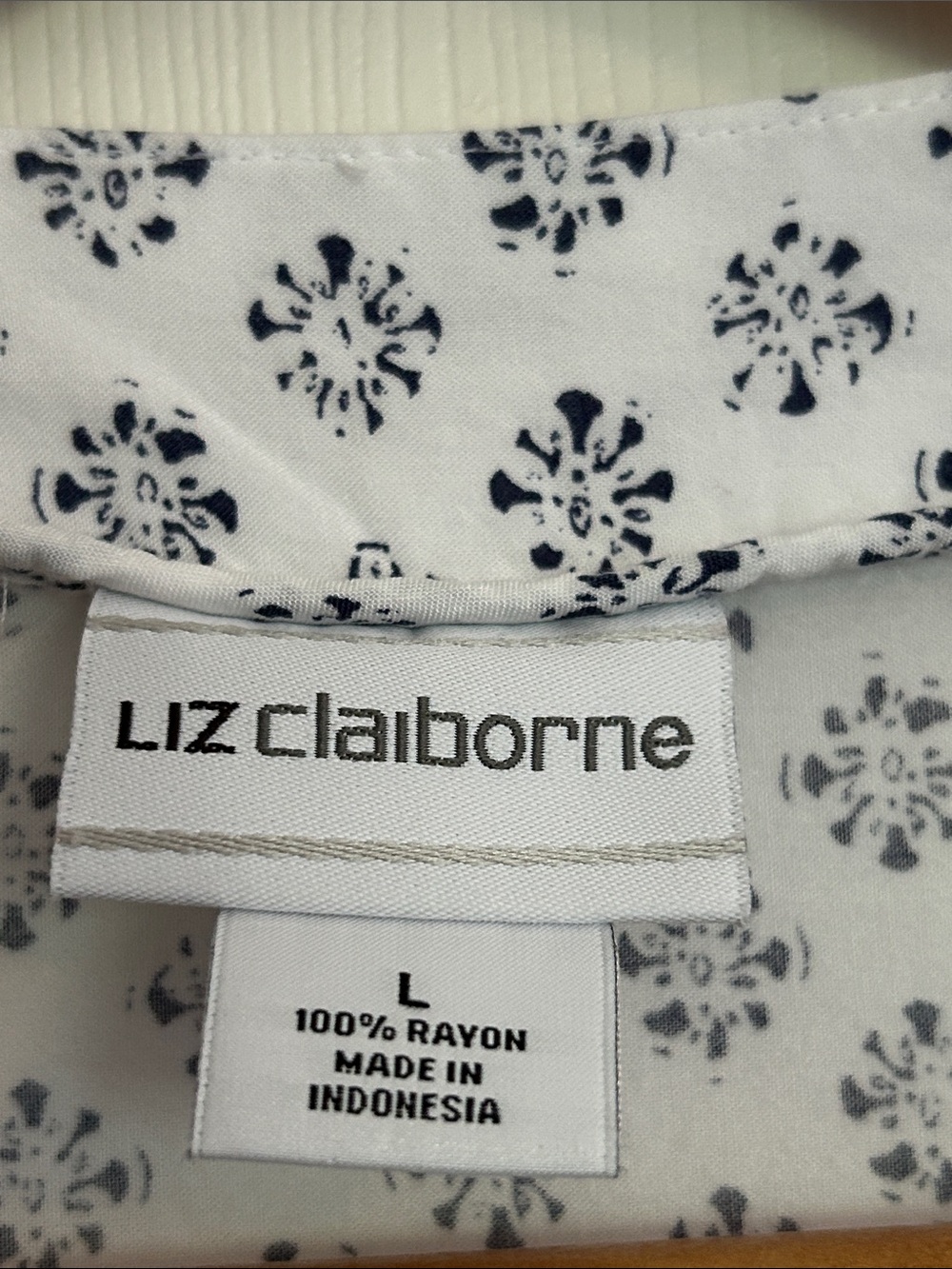 Liz Claiborne White Sleeveless V-Neck Tank with Navy Print, Size LARGE - Picture 2 of 8
